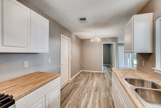 Building Photo - 16406 Spruce Cove St