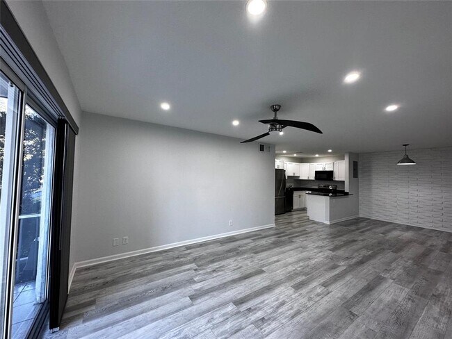 Building Photo - 6295 Bay Club Dr