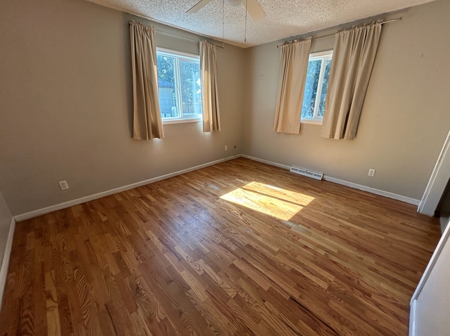 Building Photo - 3 Bed, 1.5 Bath with Spacious Backyard!