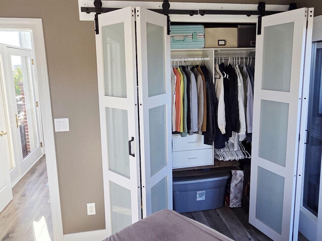 Building Photo - 1515 N Van Buren St