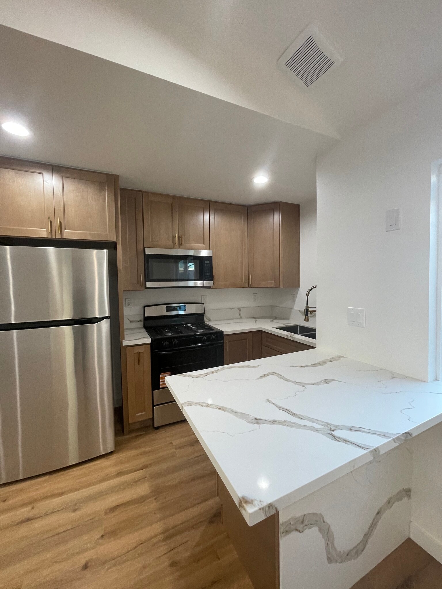 Building Photo - 1346 W 37th St