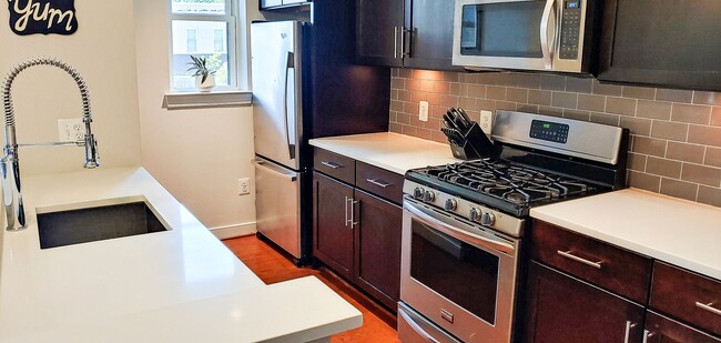 Building Photo - Beautiful 2 Bed/2 Bath Condo Rental - Conv...