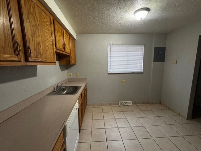 Building Photo - Charming 2-Bedroom Property in Prime Location