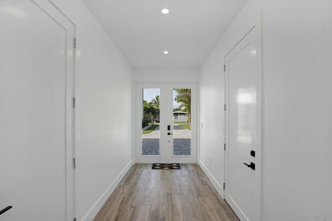 Building Photo - 5/3 Luxury Custom Home plus Boat dock, Pool and Stunning Views!!