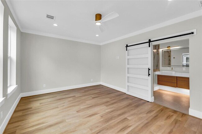 Building Photo - 602 W 28th St