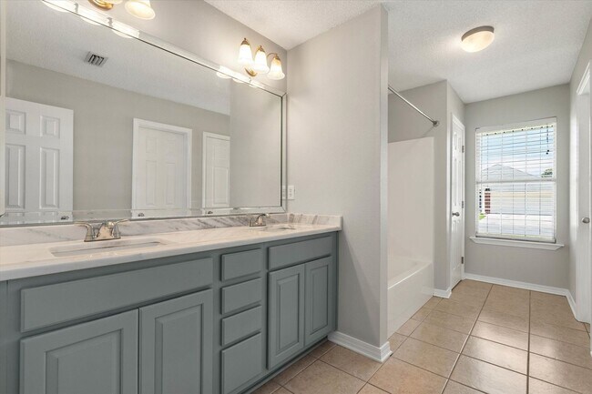 Building Photo - 21570 Palmer Ct