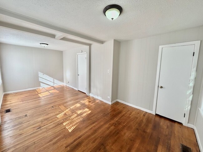 Building Photo - MOVE IN READY TWO BEDROOM ONE BATH - GREAT...