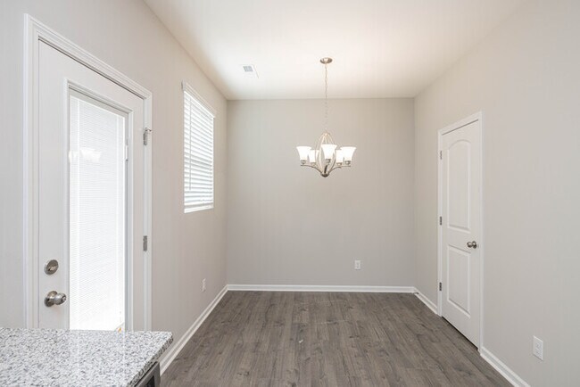 Building Photo - BEAUTIFUL 3BD/2.5BTH Townhome - MALLARD CREEK