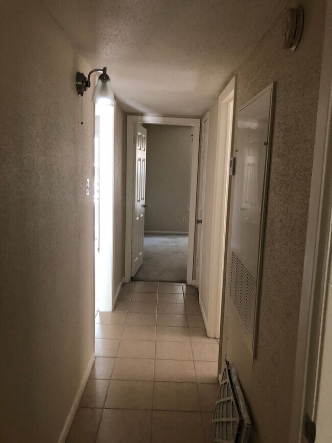 Building Photo - College Station - 2 Bedroom / 1 Bath Duple...