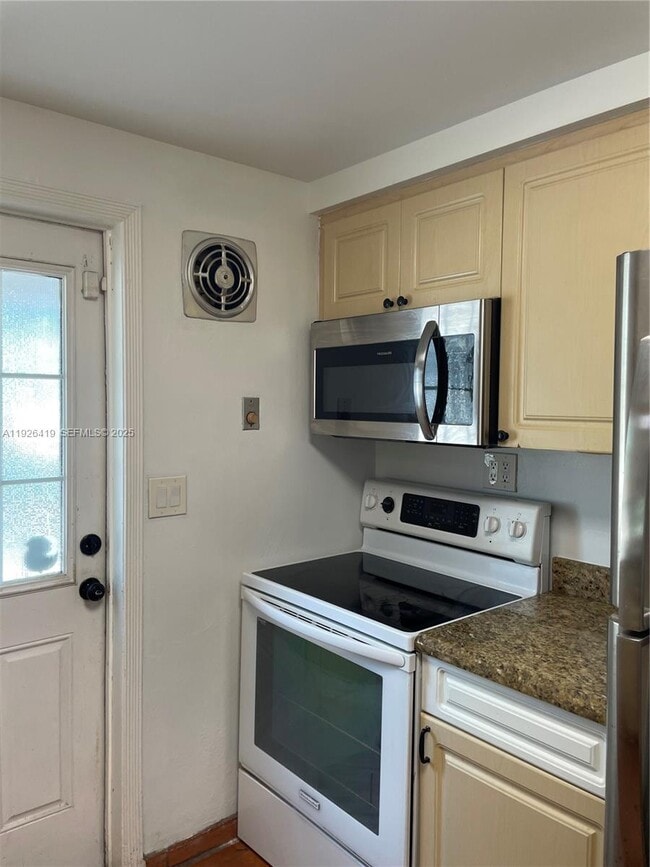 Building Photo - 1644 Arthur St