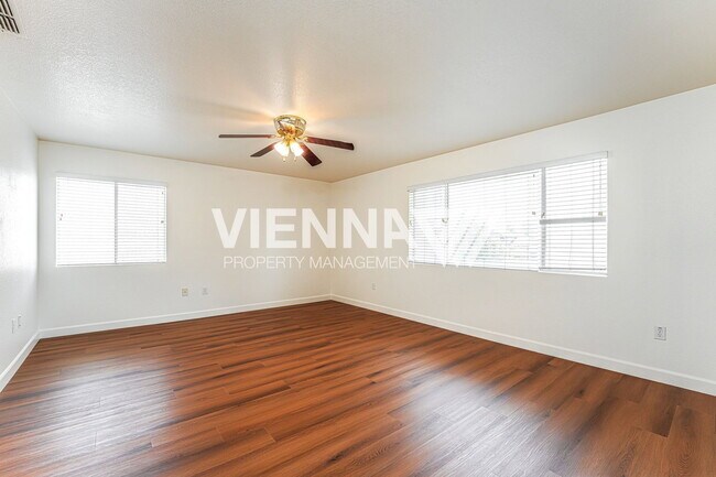 Building Photo - 493 Silverhorn Dr