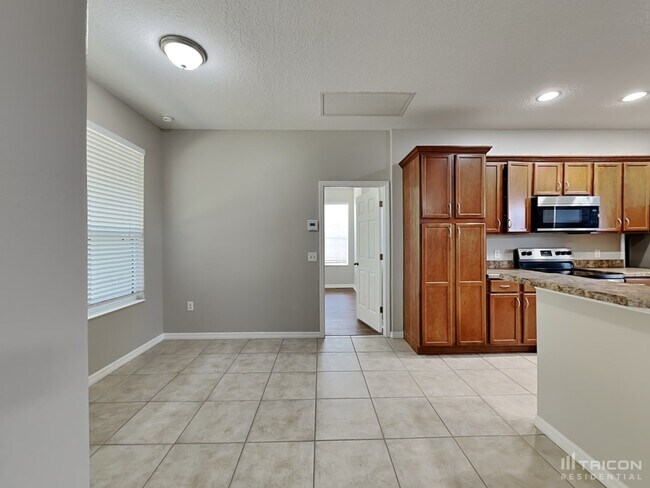 Building Photo - 36831 Queen Bee Ln