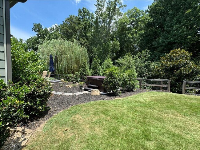 Building Photo - 512 Edgewater Dr