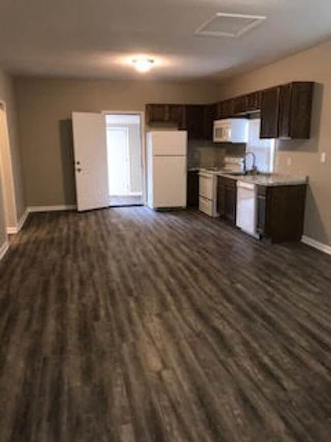 Building Photo - 2 bedroom w/ 1 car garage