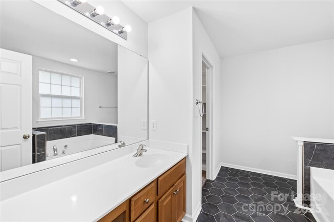 Building Photo - 834 Daly Cir