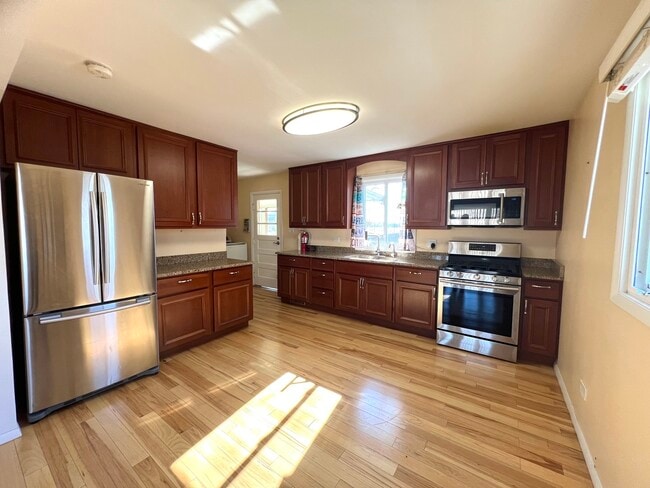 Building Photo - 508 S Lake St