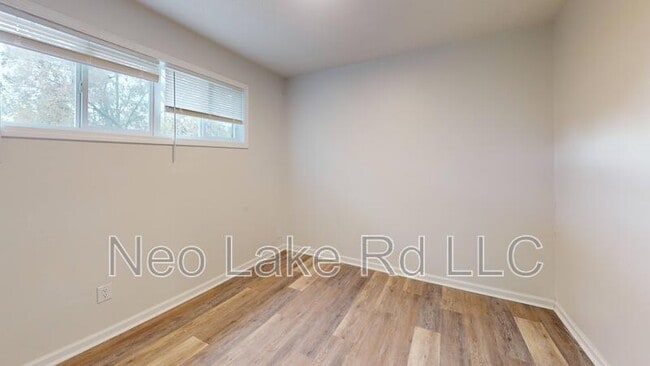 Building Photo - 605 Lake Rd