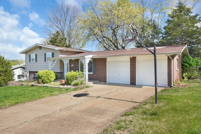 Building Photo - Spacious 4-Bedroom Home Near STL Airport i...