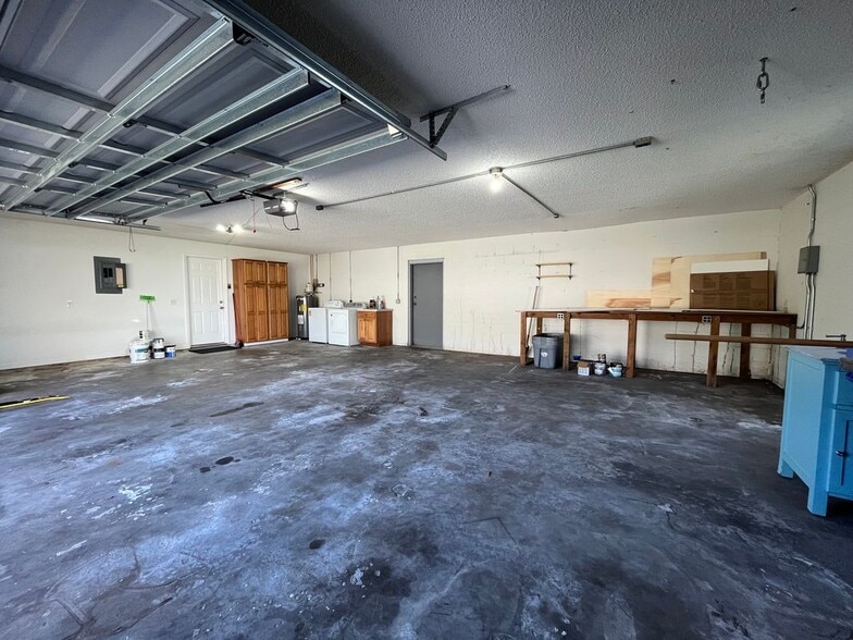 Building Photo - 197 Hidden Lake Dr