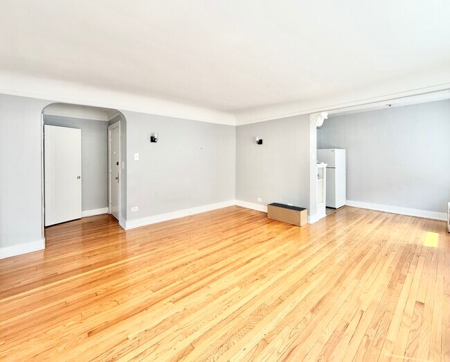 Building Photo - 2801 W Lunt Ave