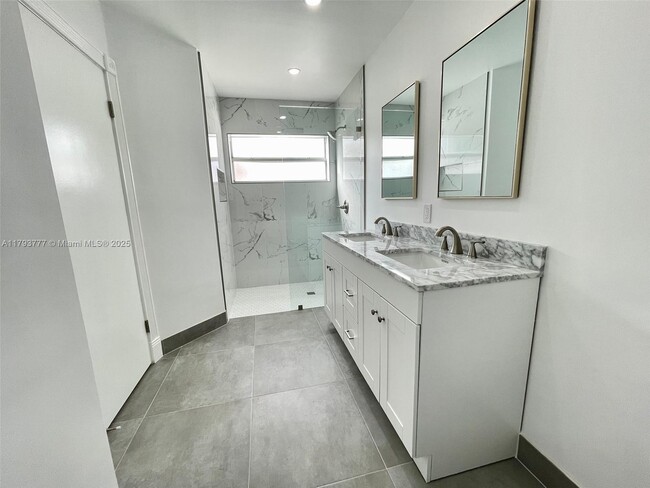 Building Photo - 211 E Riverbend Dr