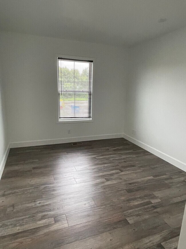 Building Photo - CHRISTMAS SPECIAL!!!! SANT IS PAYING HALF THE DEPOSIT IF YOU RENT IT IN DECEMBER