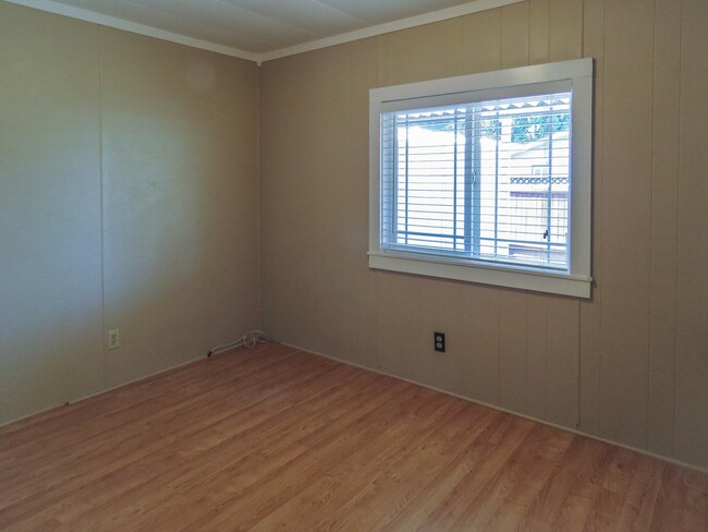 Building Photo - 3 bedroom 2 bath available in Century Mead...