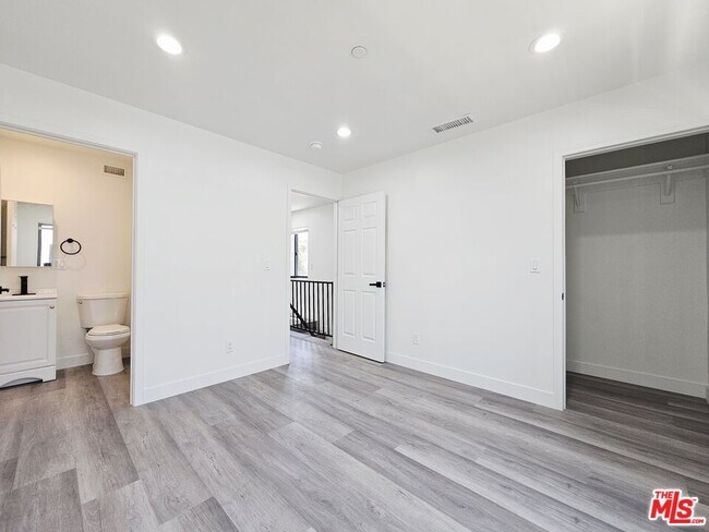 Building Photo - 4112 1/2 Normandie Ave