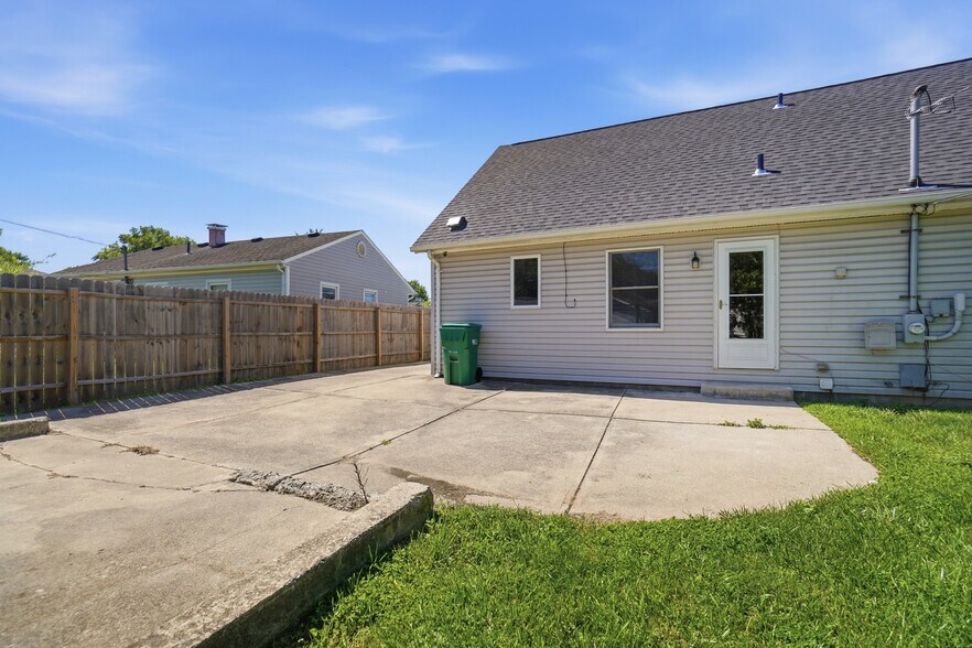 Building Photo - 245 Fitchland Dr