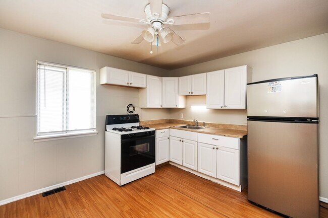 Building Photo - Lovely 3 Bedroom, 1 Bathroom Home