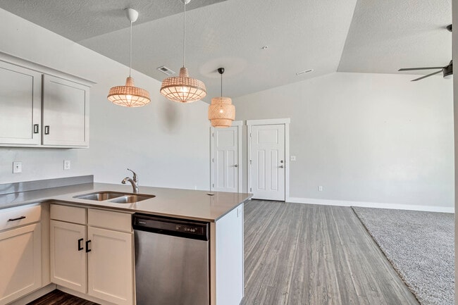 Building Photo - 64 W Silver Springs Dr