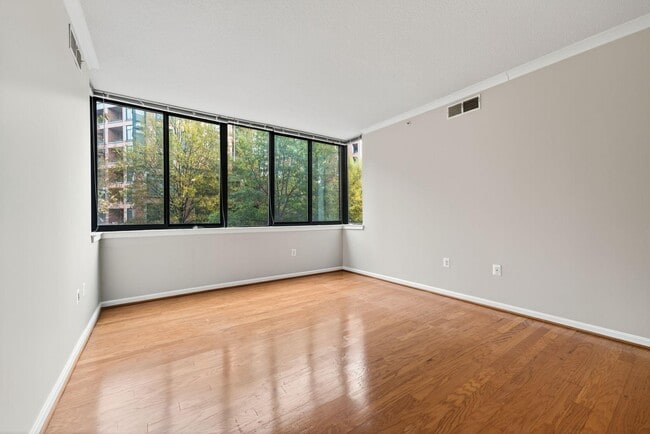 Building Photo - 2220 Fairfax Dr