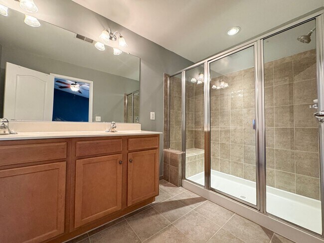 Building Photo - Stunning 3 Bed 2/2 Bath End-Unit Townhome In Desired Stone Ridge South