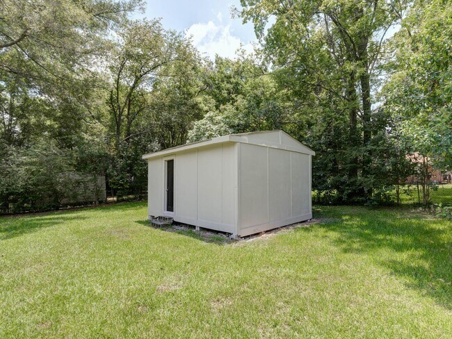 Building Photo - 2864 Hawthorne Dr