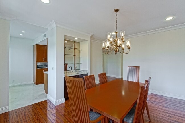 Building Photo - NICELY REMODELED, 2BR2.5BA, 1700 SQ FT CON...