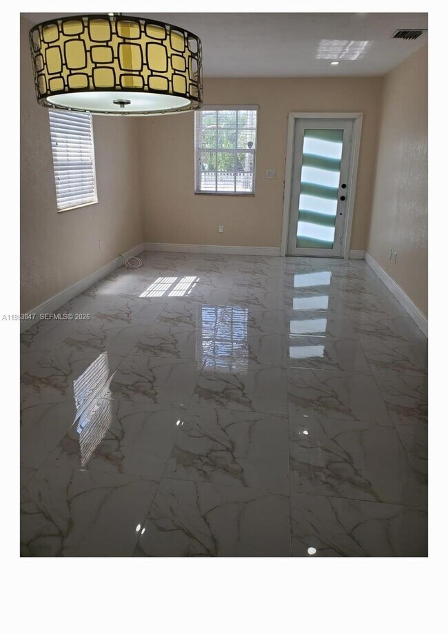 Building Photo - 290 E 65th St