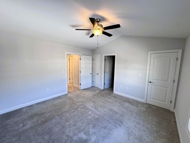 Building Photo - Spacious 3-Level Townhouse