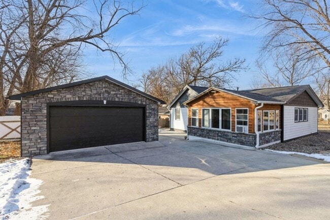 Building Photo - CHARMING RANCH!! 3 Bedroom, 2 Bath Home in Windsor Heights
