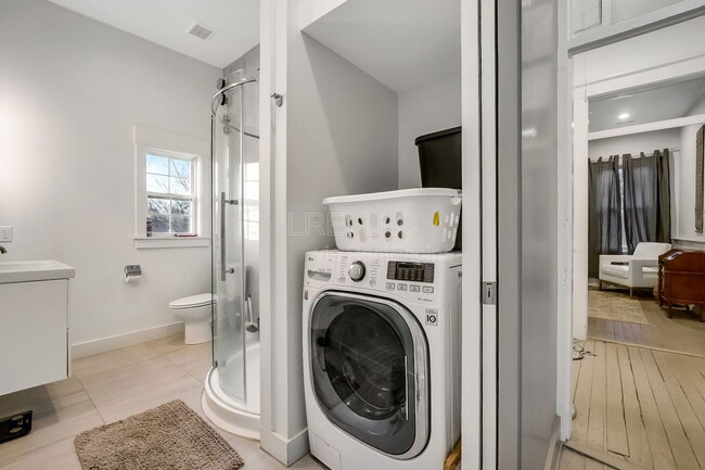 Building Photo - 925 E Madison St