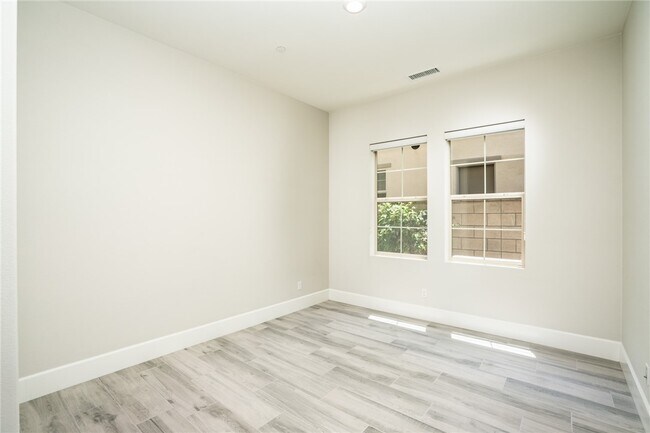 Building Photo - 5192 Goldenrod Cir