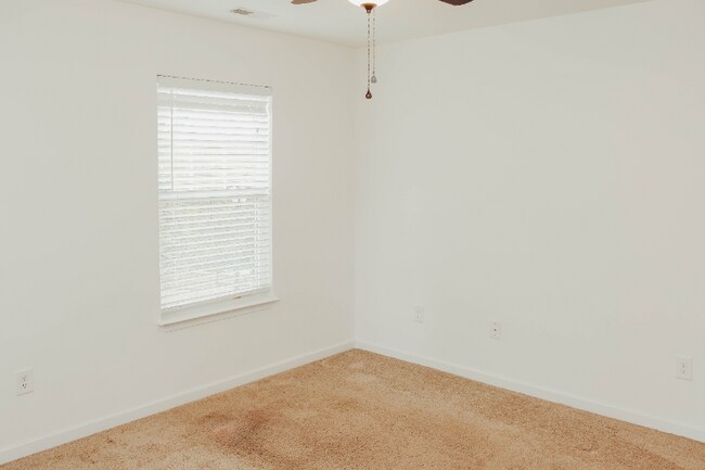 Building Photo - 5 Huntress Dr