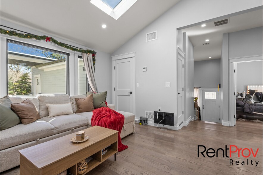 Building Photo - 517 Country View Dr