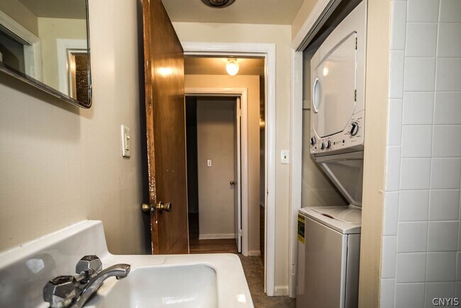 Building Photo - 425 Schuyler St