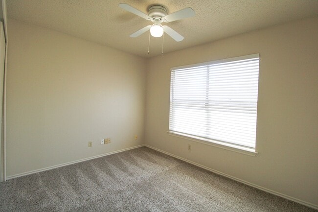 Building Photo - 949 Schertz Pkwy