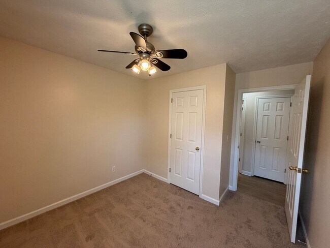 Building Photo - 406 Hazelwood Dr