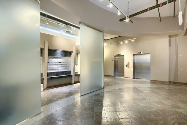 Building Photo - 811 W 15th Pl