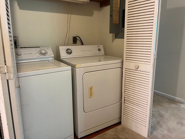 Building Photo - 4 Bed | 2 Bath Townhouse near NCSU - Stude...