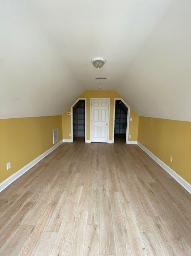 Building Photo - Welcome to this stunning 3-bedroom, 2-bathroom home located in Courntey Pines