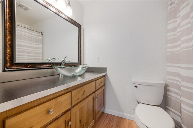 Building Photo - Crisp, Updated Townhome Near Nike & Shopping