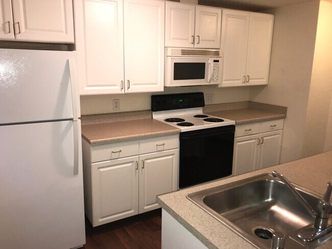 Building Photo - Spacious 1BR w/ Off-Street Parking | Quiet 4-Unit Building + Pet Friendly